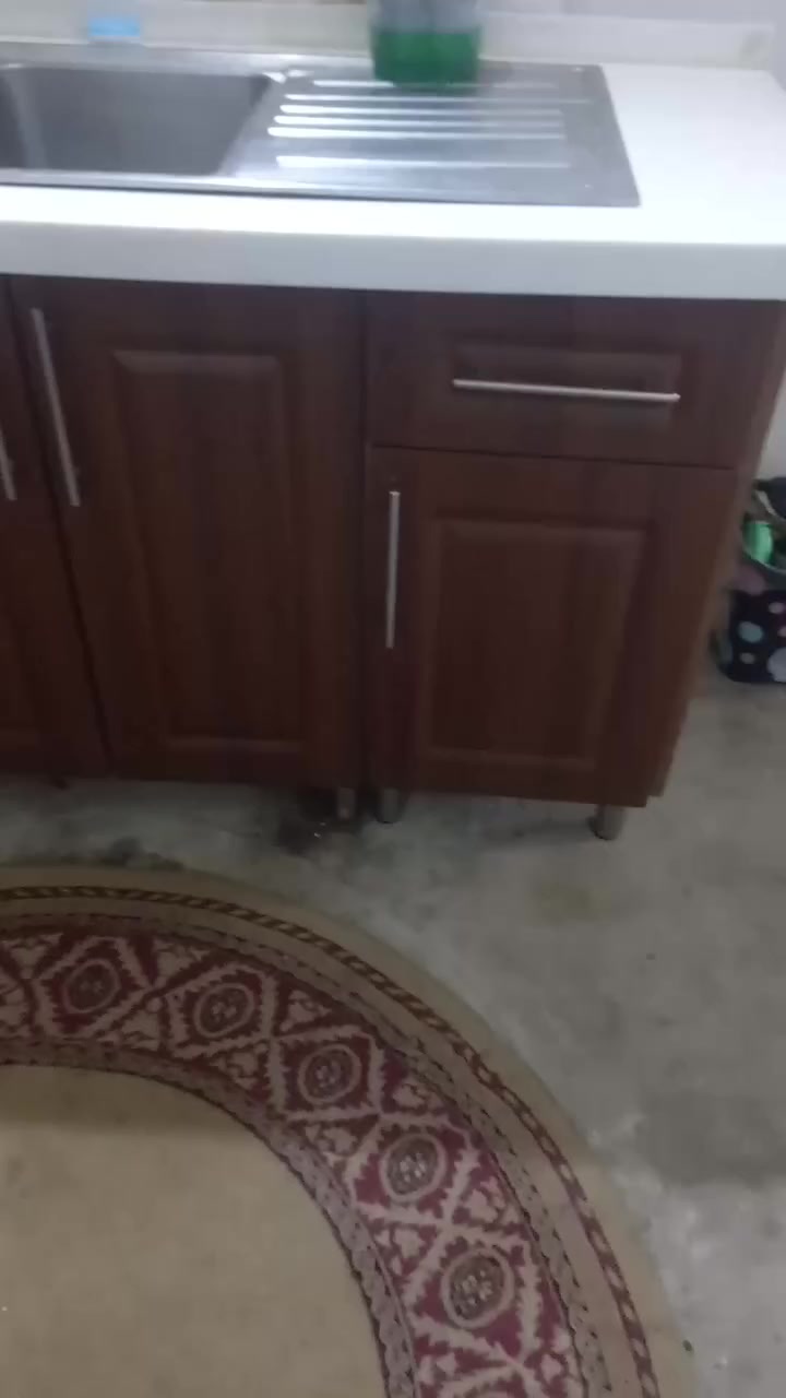 السلام عليكم كاونتر اج دي اف تركي عمل درجه اولى 
*سنك  متر ونص مع الكاونتر ويه متر ونص كاونتر ويه التعليق مترتين مع دولاب تعليق باين بالصوره ويه المرمر كامل  السعر ٣٥٠  الف دينار  العنوان بغداد حي البنوك ت***********
