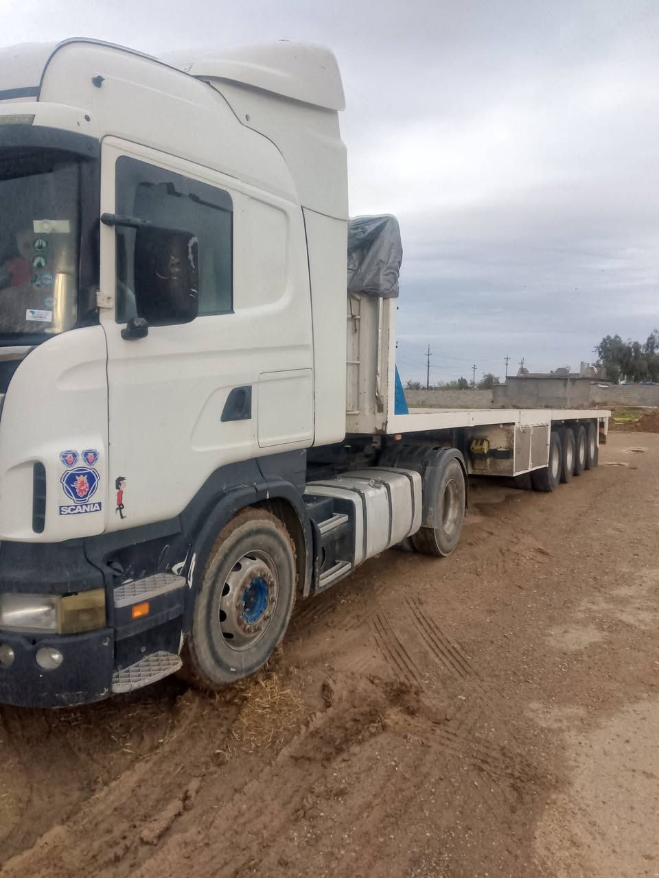 اسكانية للبيع عربانة مربوطة وراها موديل 2008 محرك 420 رتايدر ثلاجة سنوية جديد (***********)مكان سيارة طوز
