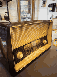 راديو الماني لمبات ماركة LOEVE OPTA ستريو
الموجات  LW-KW1-KW2-MW-FM
العرض 65 سم
الارتفاع 39 سم
العمق26 سم
درجة نظافة ‎%‎90
السعر 350 الف
*********** واتساب المحل في السليمانية يوجد توصيل
