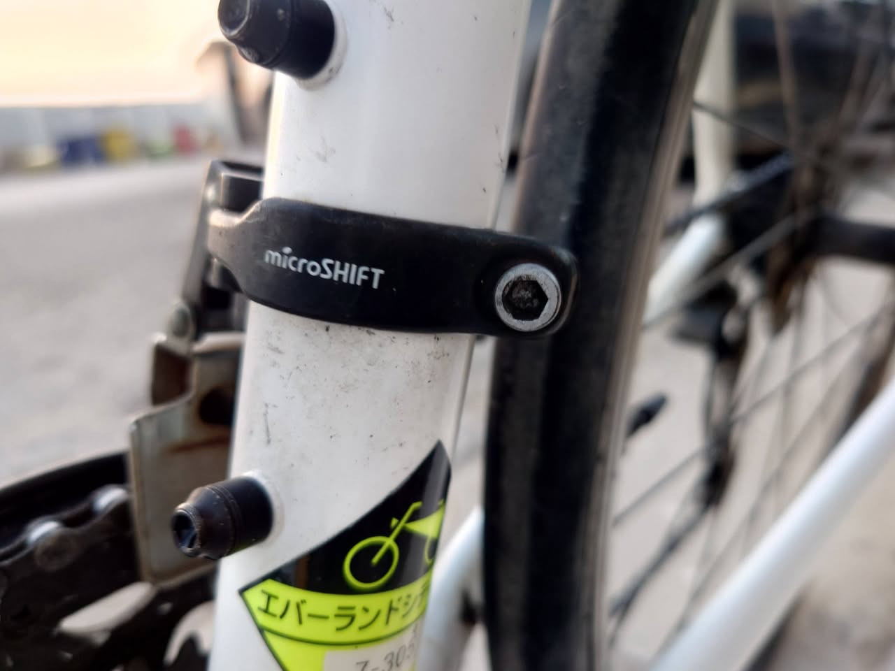 سلام عليكم
بايسكل جاينت GIANT RX  لوگو حديث 
 عكرب التوس (9)نمر
ناقل (micro shift (2
خفيف وسَلس
ويالة Giant 
تاير خلفي Giant 
تاير امامي kenda كندا
وايرات دفن 
ضوة ياباني ماركة CATEYE باتريات
بايسكل نضافه 99/100 
الويل الامامي بي خيط عواج ممأثر
باقي الأمور واضحة بل صور
المكان بغداد الجديدة 
.
السعر (200 الف)نهايتة
للتواصل واتس ***********
