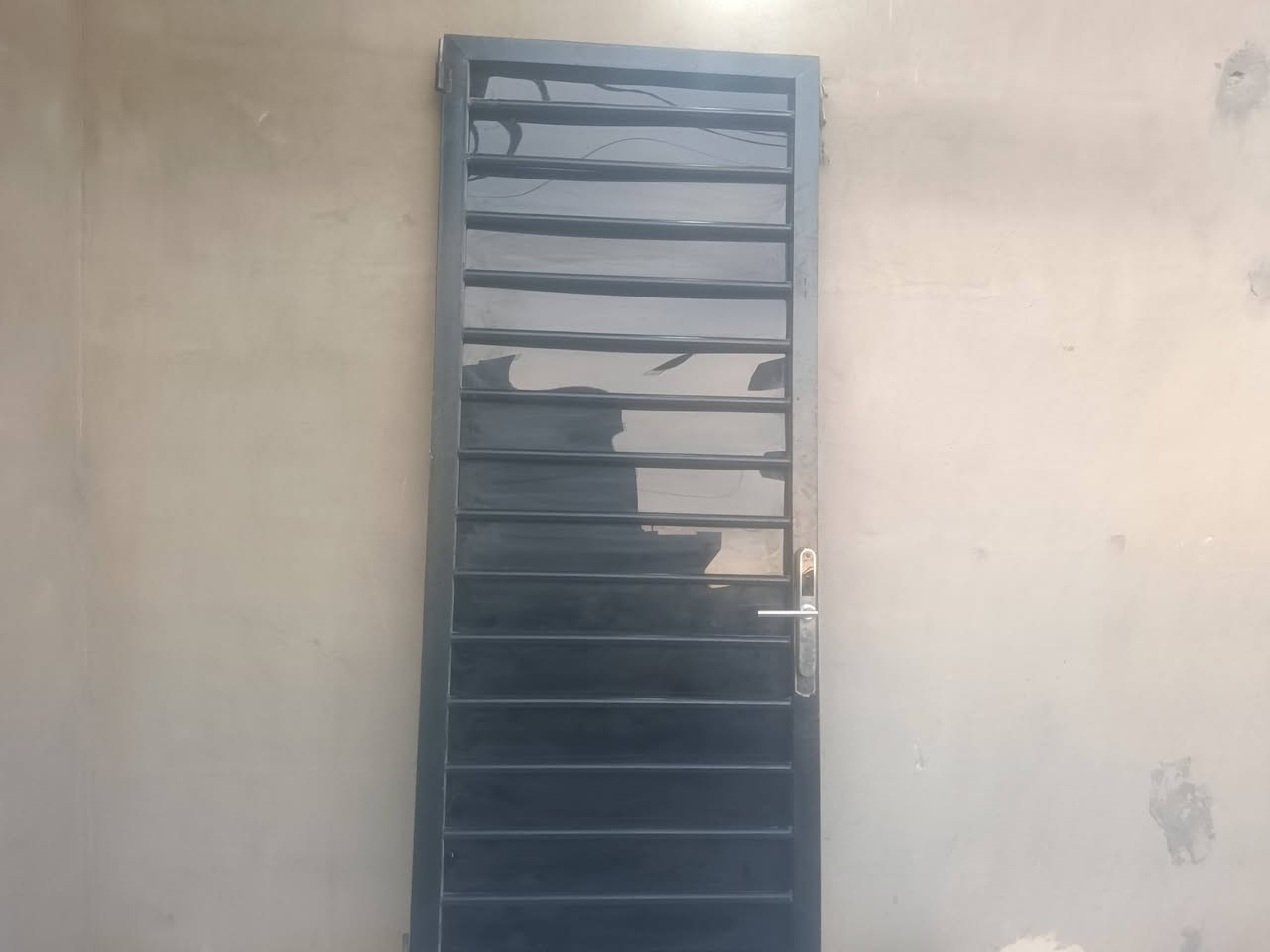 السلام عليكم 
باب قاصه مال صريفه الطول 240 العرض 90
باب نظيف كيلون قاصه و رمز السعر 130 
رقم الهاتف ***********
