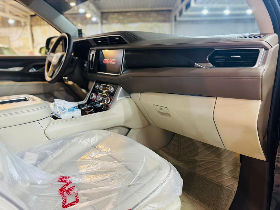 GMC 2024 
دنالي فول مواصفات.
السيارة كفالة عامه من كلشي صبغ وبارد وتبديل وكير ومكينه كلهن بحالة الوكالة 
١-كراسي كهرباء
٢-كراسي تدفئة تبريد 
٣-رادارات جانبي و امامي وخلفي 
٤-جنطة شفط 
٥- بنوراما 
٦-كشن ذاكره 
٧-مري قلاب 
٨-ستيرن كهرباء 
٩-هيتر ستيرن 
١٠-اربع بصمات 
١١-كامرات عدد ٥ 
١٢-حساسات امامي خلفي 
وباقي المواصفات المعروفة 
السيارة ماشية ٢٨ استعمال شخصي وعلى ايد وحده 
مكان السيارة النجف 
الاستفسار ***********
