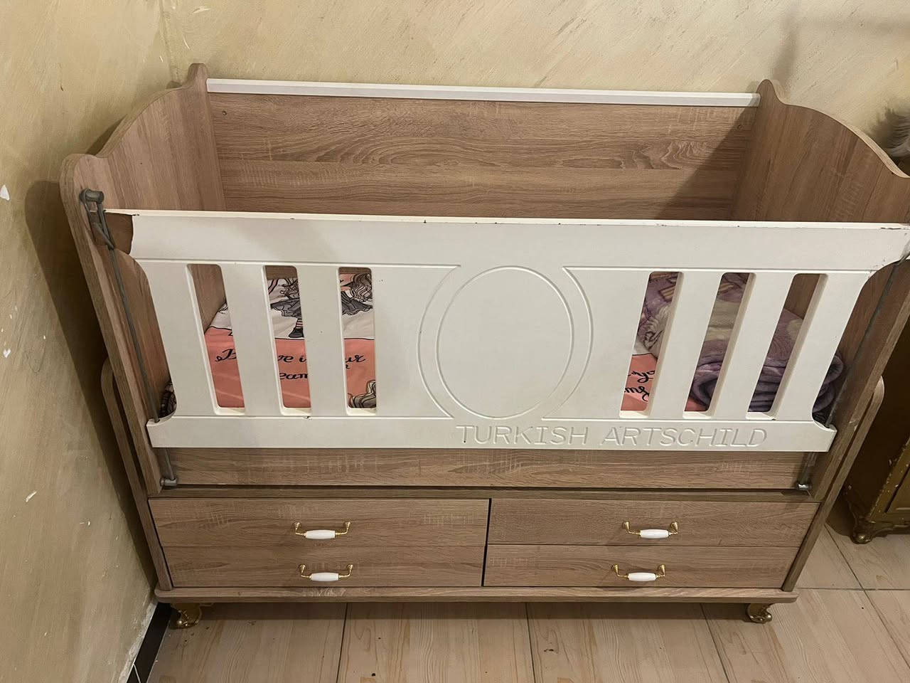 غرفة نوم صاج للبيع ٦٠٠ مع سرير طفل تركي نظيف و جرباية نفر ١٠٠
واتس ***********
