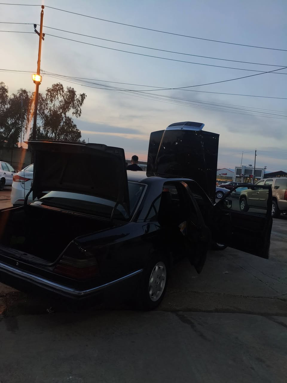 سلام عليكم سياره للبيع مارسدس موديل 1991 حجم 300 كير مكينه بطه سنويه جديد رقم اربيل شرط تحويل وكاله مكان سياره كركوك مصبوغ عام جماليه السعر 63وبي مجال وللأستفسار الرقم***********
