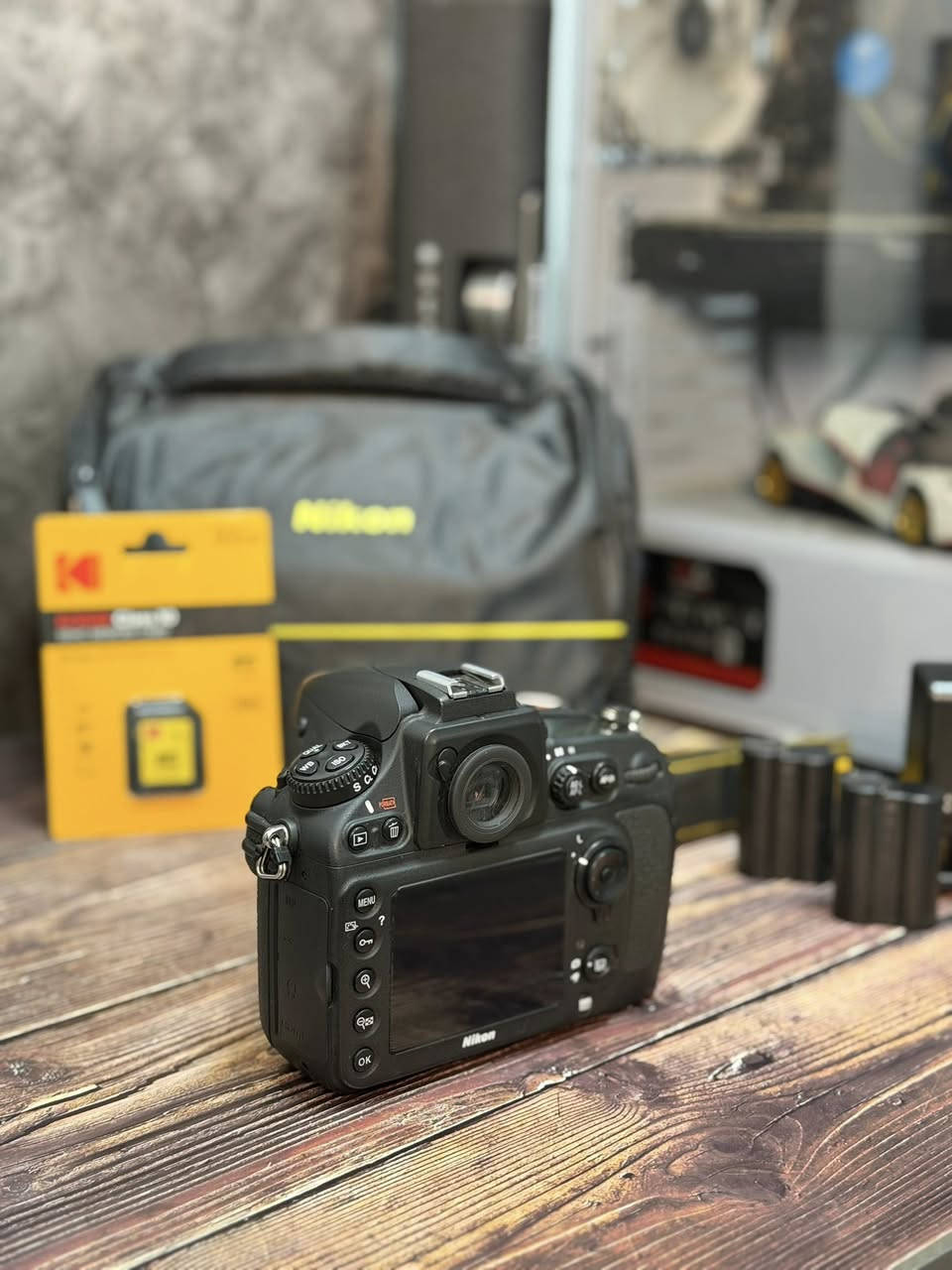 📸🔥 Nikon D800E Body 🔥📸
كامرة فل فريم احترافية بدقة عالية جداً ومناسبة للتصوير التجاري، البورتريه، الطبيعة وتصوير المنتجات 👌

✅ الحالة: مستعمل بنضافة 99% (نظيفة جداً)
✅ عدد الشترات: فقط 35 ألف
✅ السعر: 1,125,000 دينار فقط

🎁 الملحقات:
 • جنطة 🎒
 • الشاحن
 • حزام
 • بطارية بلادي 🔋
 • رام 32GB هدية 🎁

⸻

🔎 أهم المواصفات:
• حساس Full Frame بدقة 36.3 ميكابكسل
• نسخة E بدون فلتر Low Pass لحدة تفاصيل أعلى 🔥
• نظام فوكس 51 نقطة تركيز
• تصوير مستمر 4 صور بالثانية
• ISO قوي وأداء ممتاز بالإضاءة الضعيفة
• هيكل متين مقاوم للظروف

كامرة تعطيك تفاصيل حادة جداً وجودة احترافية بسعر مناسب 🔥

📩 للاستفسار أو الحجز مراسلة الصفحة
🚚 توصيل مجاني داخل العراق 🆓

إذا


**إذا كنت صاحب هذا الإعلان وتريد حذفه لأي سبب، رجاءا أرسل رسالة إلى الدعم الفني**