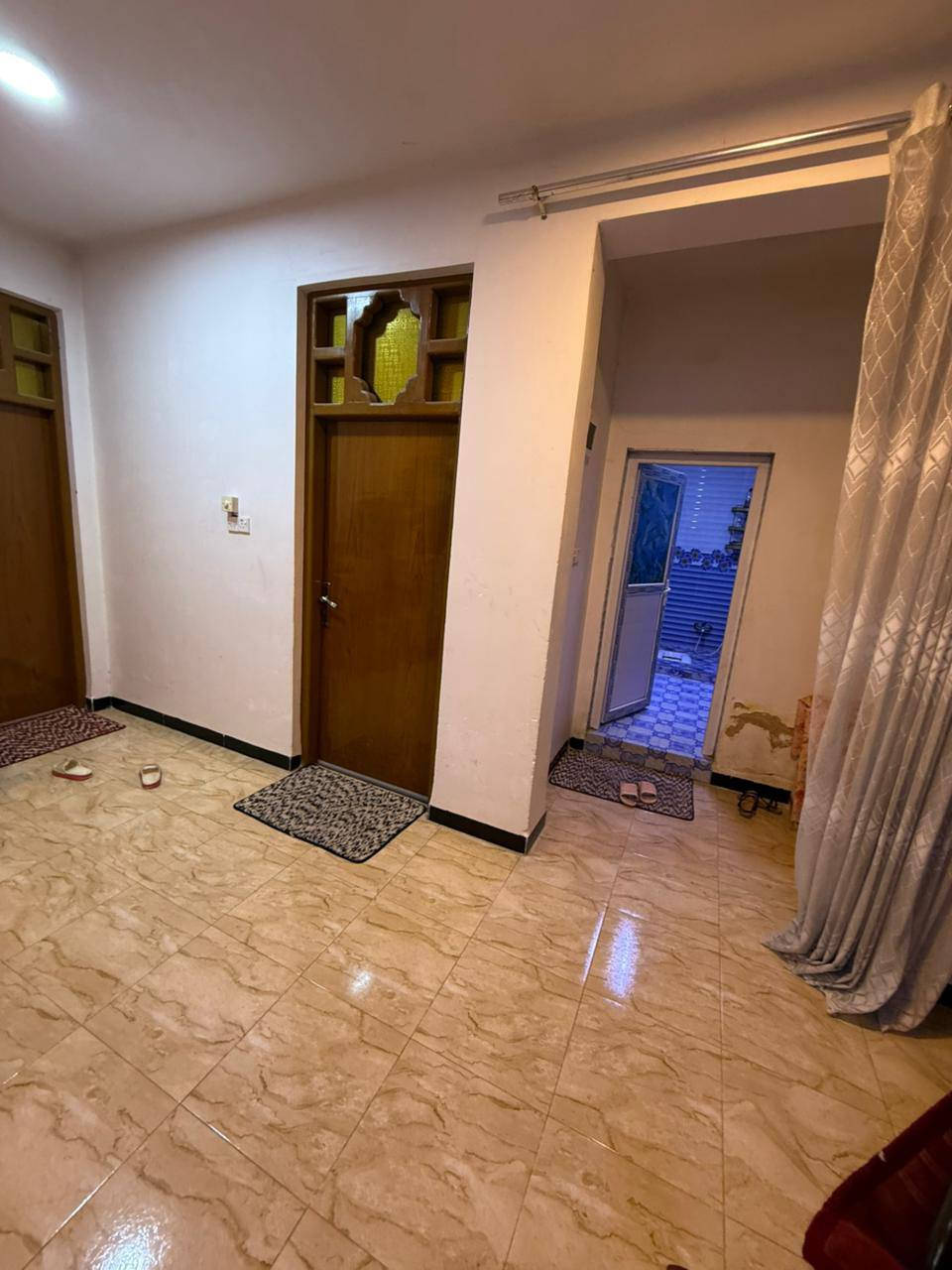 السلام عليكم
يعلن مكتب الوسام الذهبي
عن وجود دار للبيع مساحته 200م 
تفاصيل البيت 
طابو زراعي سند 25
الطابق الاول 
صالة 9*5  سقوف مغربي
مطبخ حار بارد 
كليدور 
غرفة نوم كبيرة 
مجمع صحيات 
بناء حديث
الطابق الثاني غرف عدد 2كبيرة 
كليدور 
مجمع صحيات 
يوجد سطحين  ومخرن
يبعد عن شارع التبليط 10م
 العنوان حله بابل
زوير الغربي قرب حسينيه الرسول
يبعد عن الشط 300م
تفاصيل اكثر مراجعه المكتب او الاتصال عل الارقام الموجوده في المنشور ***********
***********
