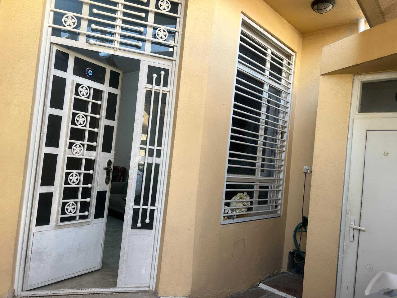 للبيع مستعجل لاغراض السفر 
100م.           5*20
البلديات حي التجار على شارع 15م
البيت كلش نضيف وجديد
يحتوي على مدخلين استقبال مع ممر
هول داخلي ومطبخ وخدمات 
غرفة نوم مع ترك حمام خارجي 
الطابق الثاني 
غرفتين نوم مع الخدمات 
الطابق الثالث 
بتونه كبيره جدا ممكن ان تصلح غرفه 
نوم 
ارضيه البيت مرمر درجه اولى 
سطح عدد اثنان 
لايوجد اي نقص في البيت 
لمزيد من المعلومات الاتصال
مكتب عقارات القناة

 موجود واتساب بالصفحة  
اي استفسار اتصال فقط  لطفآ
منردعلى التعليقات   (***********)
