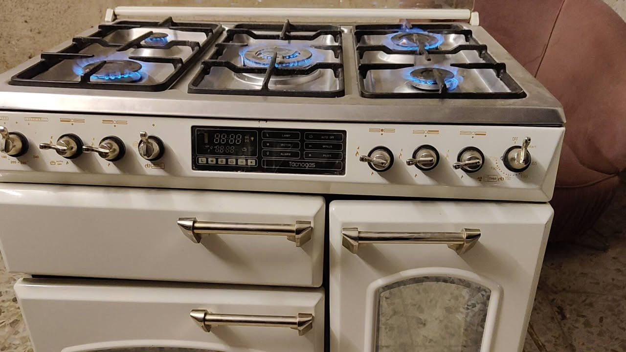 طباخ ملكي مستعمل نضيف جداً شغال عل فحص للبيع *********** *********** محمودية شارع  المحكمة المحمودية خلف تربية المحمودية
