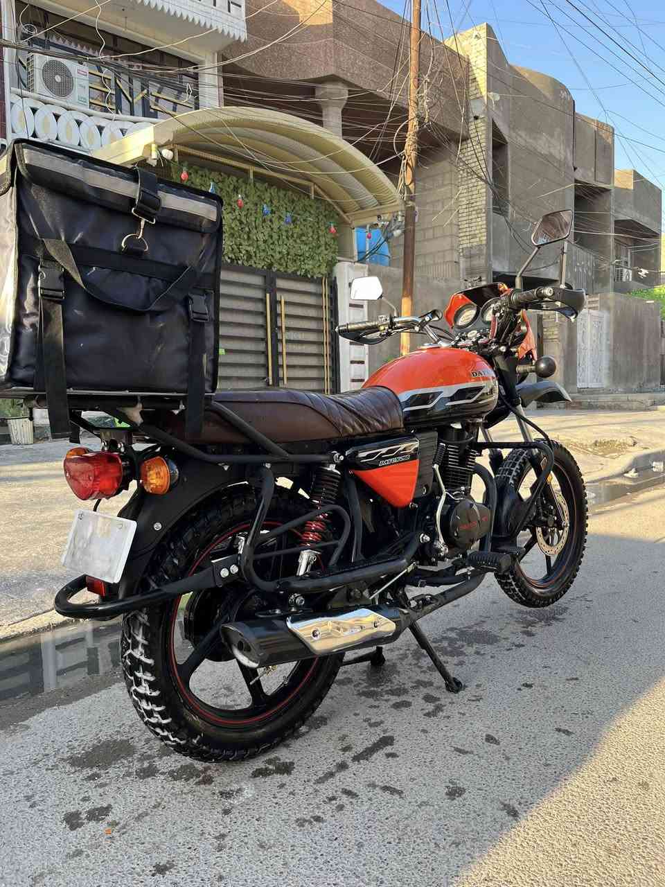 السلام عليكم دراجه دايوان ٢٠٢٣ مال موضف امانه الله ورسوله ما مشتغله  دلفري نضافتها حالها حال الزيرو مابيها اي نقص نقصها بس سائق رقم بغداد بعدها بسم الشركة حته ممحولهها مكاني بغداد الشعب رقمي ***********
