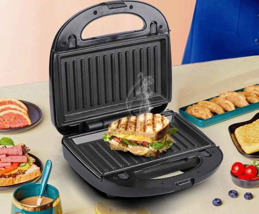 ‏ كابسة صاج كهربائية RAF 
درجة اولى من شركة راف الالمانية🇩🇪
RAF Sandwich Maker
كابسة صاج وساندويش من شركة راف العالمية الحجم الصغير بقوة 850 واط، مما يوفر تسخينًا فعالًا وسريعًا لتحضير الساندويشات في بضع دقائق فقط. تضمن الطاقة العالية تحميصًا متساويًا وشاملًا،

✅ تمتاز بـ:   
-أداء عالي و تسخين سريع
-صفائح مغطاة بطبقة مقاومة للإلتصاق    
-ضوئين إشارة لحالة التشغيل والإطفاء 
-تفتح بزاوية 90 درجة مما يمنح الراحة والسهولة اثناء الاستخدام 
- قفل أمان للحماية اثناء التشغيل
- الطاقة: 850 واط.
- الأبعاد: ارتفاع 27 سم، طول 29 سم، عرض 29 سم.
-سهلة التنظيف والاستخدام
-تسخين من الطرفين الاعلى والاسفل
⚠️لا نتعامل مع المناشئ الرديئة اطلاقاً بل نتعامل مع الماركات العالمية وذات الجودة الممتازة
#الاصلي المنشأ الماني 🇩🇪 💯 البصرة, العراق


**إذا كنت صاحب هذا الإعلان وتريد حذفه لأي سبب، رجاءا أرسل رسالة إلى الدعم الفني**