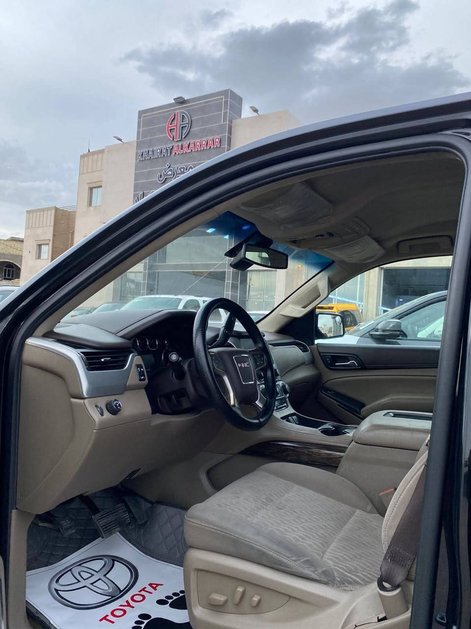 سلام عليكم جمسي يوكن مديل 2018 كفاله عامه بيهه بارد واحد فقط والباقي كفاله رقم بغداد تحويل ثاني يوم فول مواصفات ماعده الفتحه والبصمه سياره جديده مال جناي تخم تاير مكينه كير حداديه 
السعر 365 وبيهه مجال مكان السياره البصره المشراق الجديد للإستفسار 
رقم *********** والشراي يتصل
