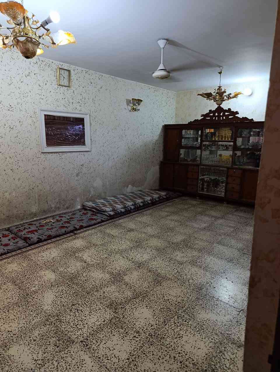 بيت للبيع المساحة 300م الجبهه 12 والنزال 25م طابو صرف يحتوي 6 غرف نوم وصاله استقبال وهول ومطبخ وحمام عدد 3 موقع الدار شارع المدارس الاكرمين شارع تجاري  يربط الشهداء بالشرطه الخامسه نافذ قرب افران المياحي السعر 370 وبي مجال
للأستفسار ***********
