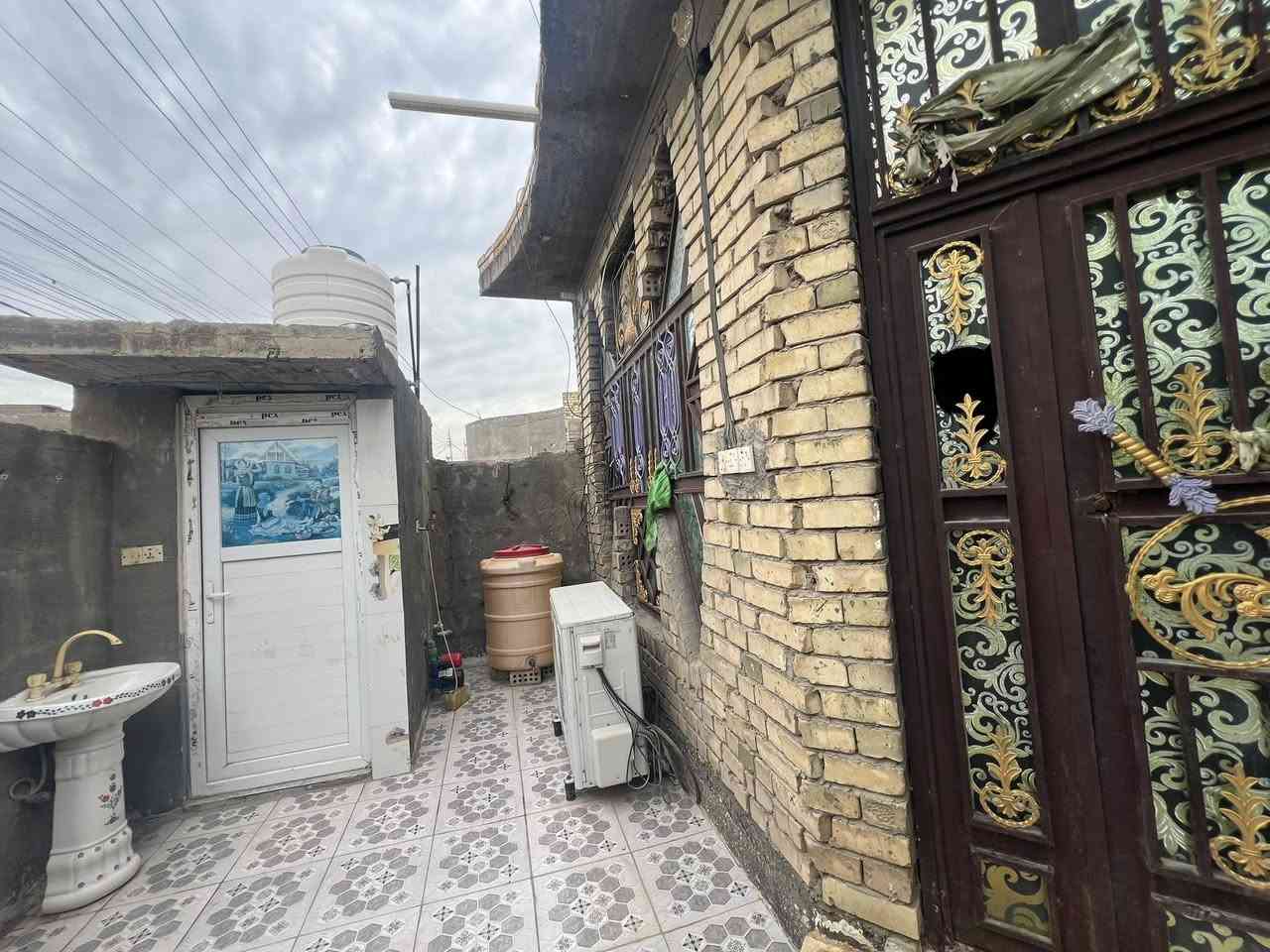 السلام عليكم 
دار للبيع زراعي سند 25 المساحه 200
مكانه العلكايه وره ابوعلي ابو الثلاجات
غرفتين وصاله ومطبخ واستقبال وفوك صاله وحمام 
كامل كاشي والبيت كله سيراميك المحجر جام الدرج كرانيت الجدران كلها سيراميك  السعر ع خاص
***********
