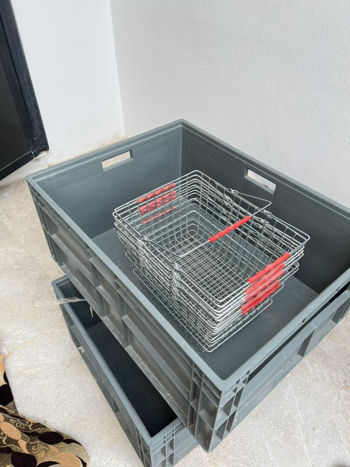 السلام عليكم عندي غراض تعزيله محل مسطبات وسلات وجام خانه بسعر مناسب وغراض ايضا  للاستفسار ‭0775 021 5904‬
