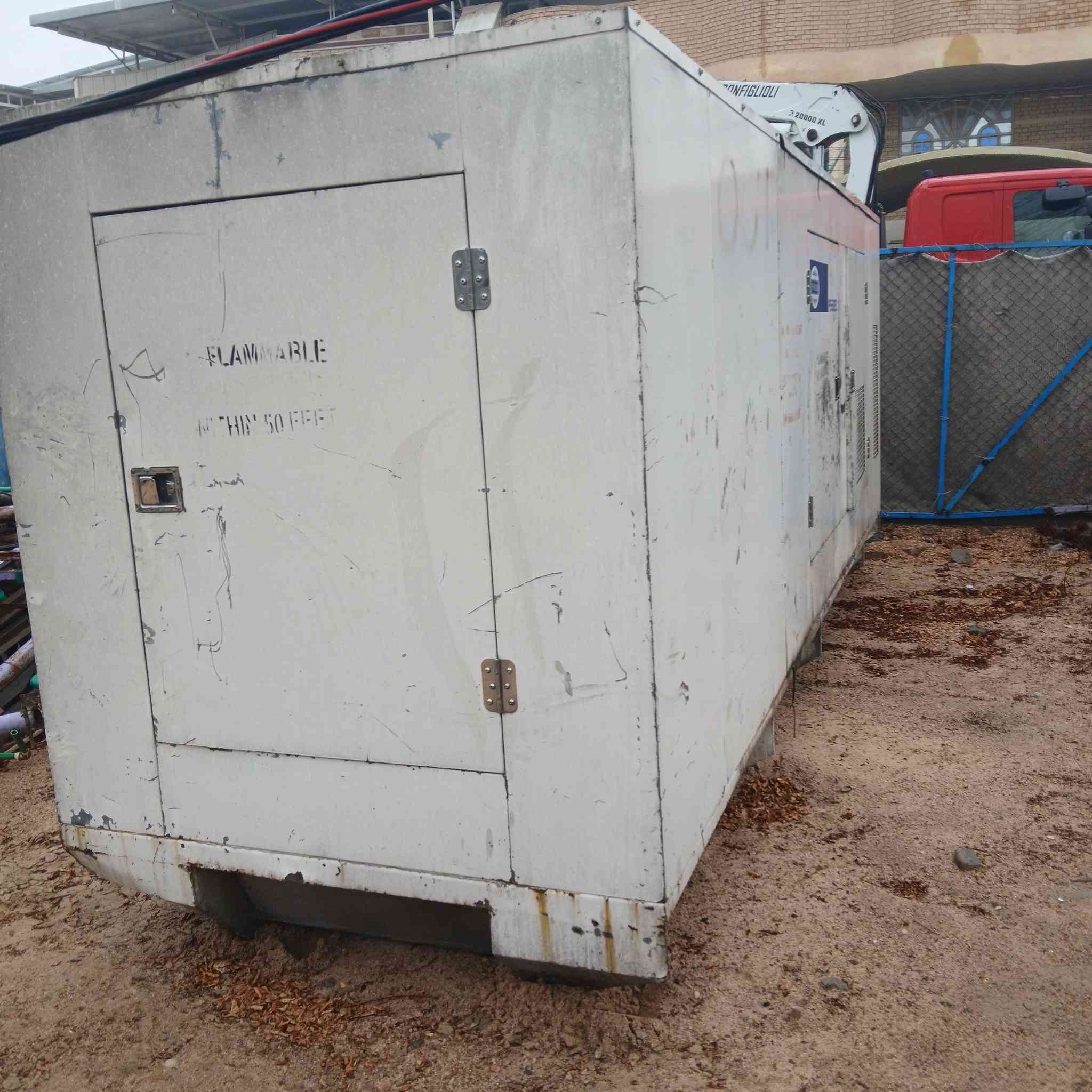 كاتم  للبيع فارغ طول  560  ارتفاع 230 العرض 160  مكان نجف السعر ١٨ ورقه   ***********
