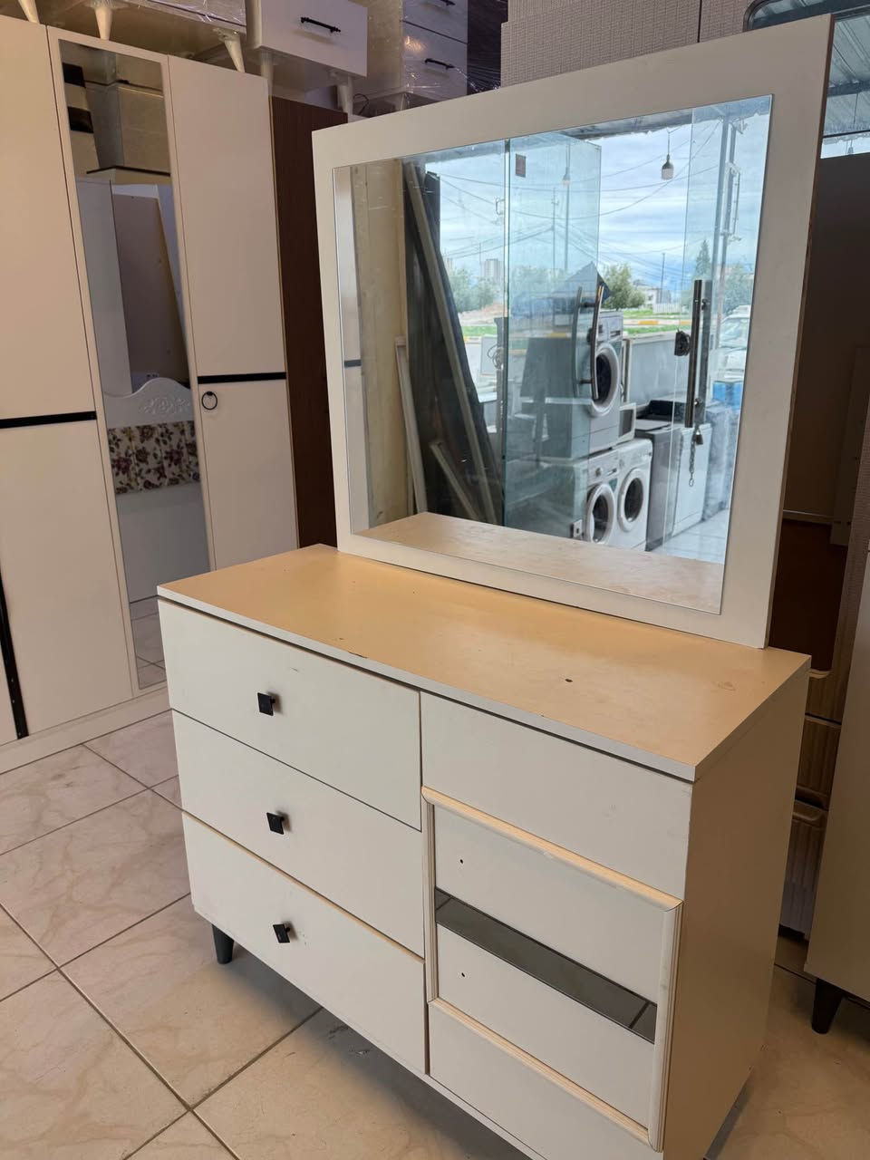 غرفة النوم للبيع١٠ قطع ٨ أبواب نظافة ١٠٠/٩٠
***********
