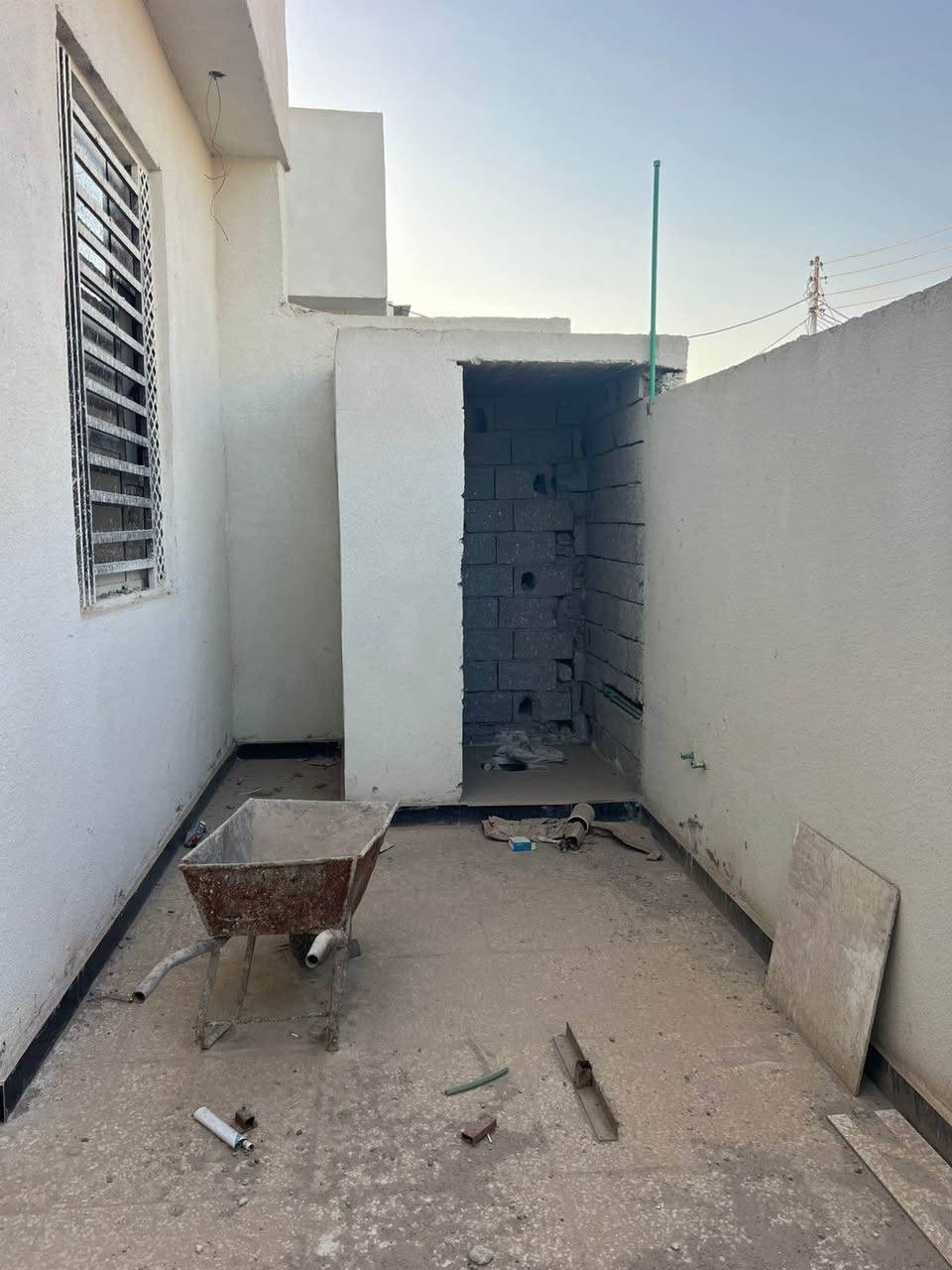 السلام عليكم ورحمة الله وبركاته 

بيت للبيع مساحه 150 م طابو زراعي عراقي
يحتوي البيت على غرف منام 2 وصاله ومطبخ وغرفه استقبال وكراج وصحيات   البيت  فارغ محد ساكن بي تكاتب تستلم المفتاح السعر 85 مليون  العنوان ابو الخصيب عويسيان للااستفسار *********** البصرة, العراق
