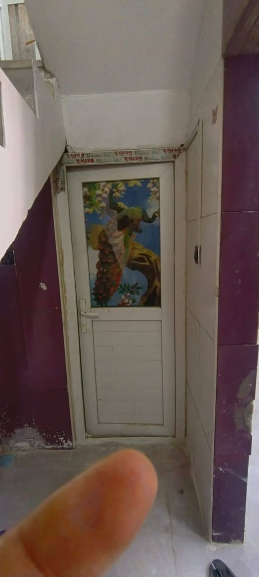 دار للبيع 33 متر حي الجامعه منطقة  ٢٨ واجهيه ٦ نزال ٥ او نص صب كونكريت الجوه غرفه او مطبخ او صحيات فوك غرفه او صاله او صحيات السعر ٦٨ مع المجال للاستفسار اتصل عله الرقم ***********
