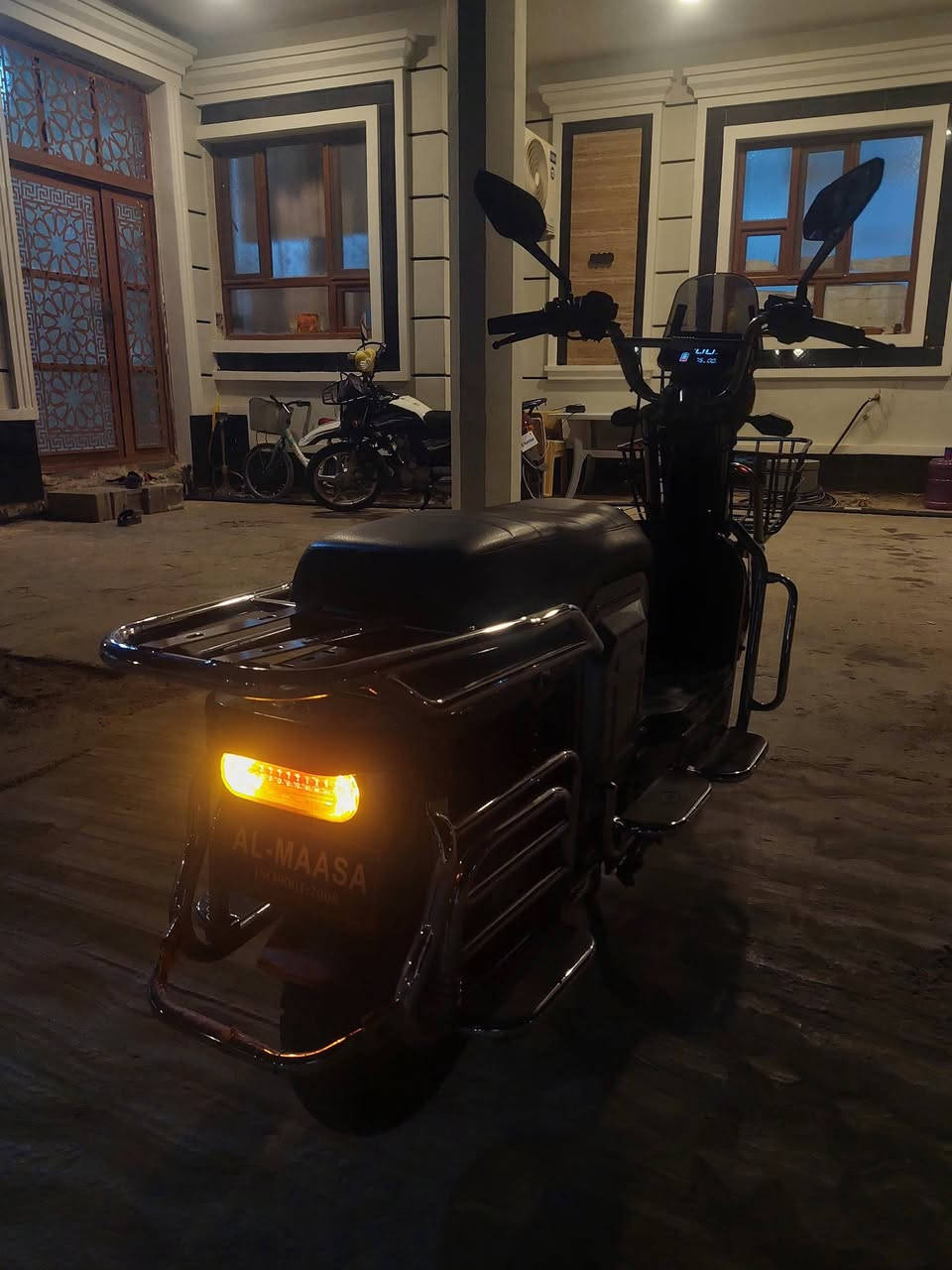 سلام عليكم موجود ماطور شحن للبيع او مراوس حسب القناعه 6بطاريات دبل حجم كبير بعده  جديد اتصل ***********
