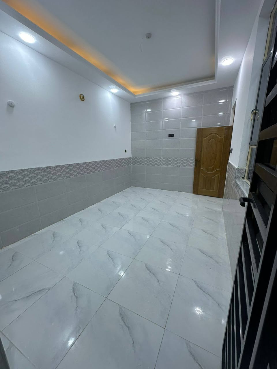 للبيع  دار [ ١٠٠م ] طابقين  

النجف ـــ حي ــ ميسان ــ منطقة ( ٢٢ )
مقابيل السوك
سابع بيت عن شارع الكيات

المحتويات

الطابق ـــ الاول 

غرفة ــ نوم + صاله + استقبال + مطبخ  + 
صحيات ــ داخلية + صحيات ــ خارجية
منور عدد ٢ +  طارمة 

الطابق ــ الثاني 

غرفة ــ نوم. +  صاله + صحيات + سطحين

السعر 148 مليون مع المجال

للاستفسار 
***********
