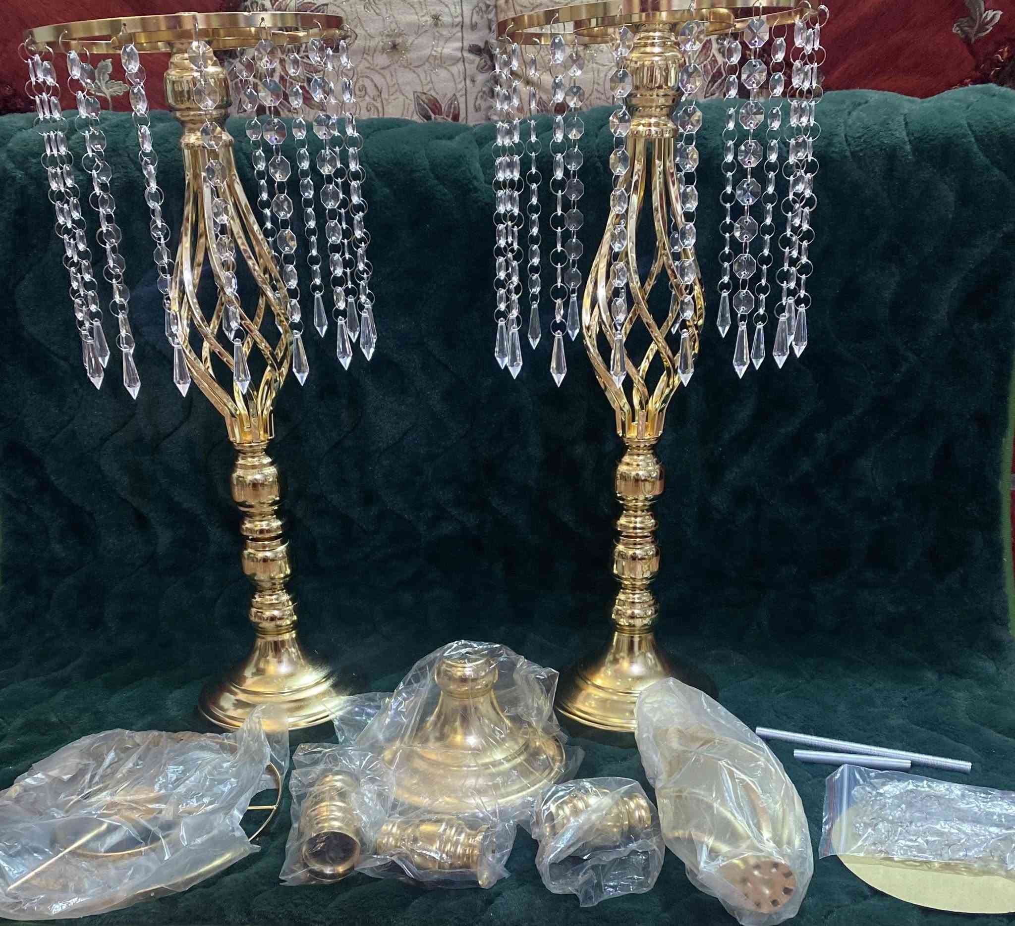 تحفة على شكل ثرية ذهبية حامل زهور كريستال ذهبي أو شكل التيبل لامب بدون مصباح يُستخدم كقطعة (Centerpiece) فاخرة لتزيين طاولات الأعراس، الحفلات، والمناسبات السعيدة.أو في الأستقبال على يمين ويسار التخم أو على ميز الطعام أو غرفة النوم على الكومديات يم السرير 
أمزون جمال ودلال 
التصميم: يتميز بهيكل معدني مطلي باللون الذهبي اللامع مانع للصدأ مع جذع حلزوني مفرغ (Twist Shape)، وتتدلى من حلقته العلوية الذهبية سلاسل من خرز الكريستال الشفاف (الأكريليك) اللامع ليعكس الإضاءة بشكل جمالي.ارتفاعه ٥٠سم ، عرض الدائرة العليا ٢٠ سم عرض القاعدة ١٦ سم 
الاستخدامات:
وضع باقات من الزهور والورود الصناعية أو الطبيعية في الأعلى.
استخدامه كحامل شموع أو كشمعدان ممر للمناسبات.
قطعة ديكور منزلية أنيقة على طاولات الطعام أو المداخل أو توضع في غرفة النوم على الكومديات على يمين ويسار السرير 
متوفر كارتون ٥ أزواج ١٠ قطع شوفوا سعرها حالياً ١٩٩،٨٢٠،١٤ تطلع سعر القطعة الواحدة ٢٠ ألف 👆🏻بعد التخفيض شوفوا سعر قبل التخفيض الضرائب 👆🏻خيالي قطع تحفة توجنن 
حجز زوج قطعتين باقي ٤ أزواج 

سعر الزوج ٣٠ ألف بدون توصيل قفل


**إذا كنت صاحب هذا الإعلان وتريد حذفه لأي سبب، رجاءا أرسل رسالة إلى الدعم الفني**