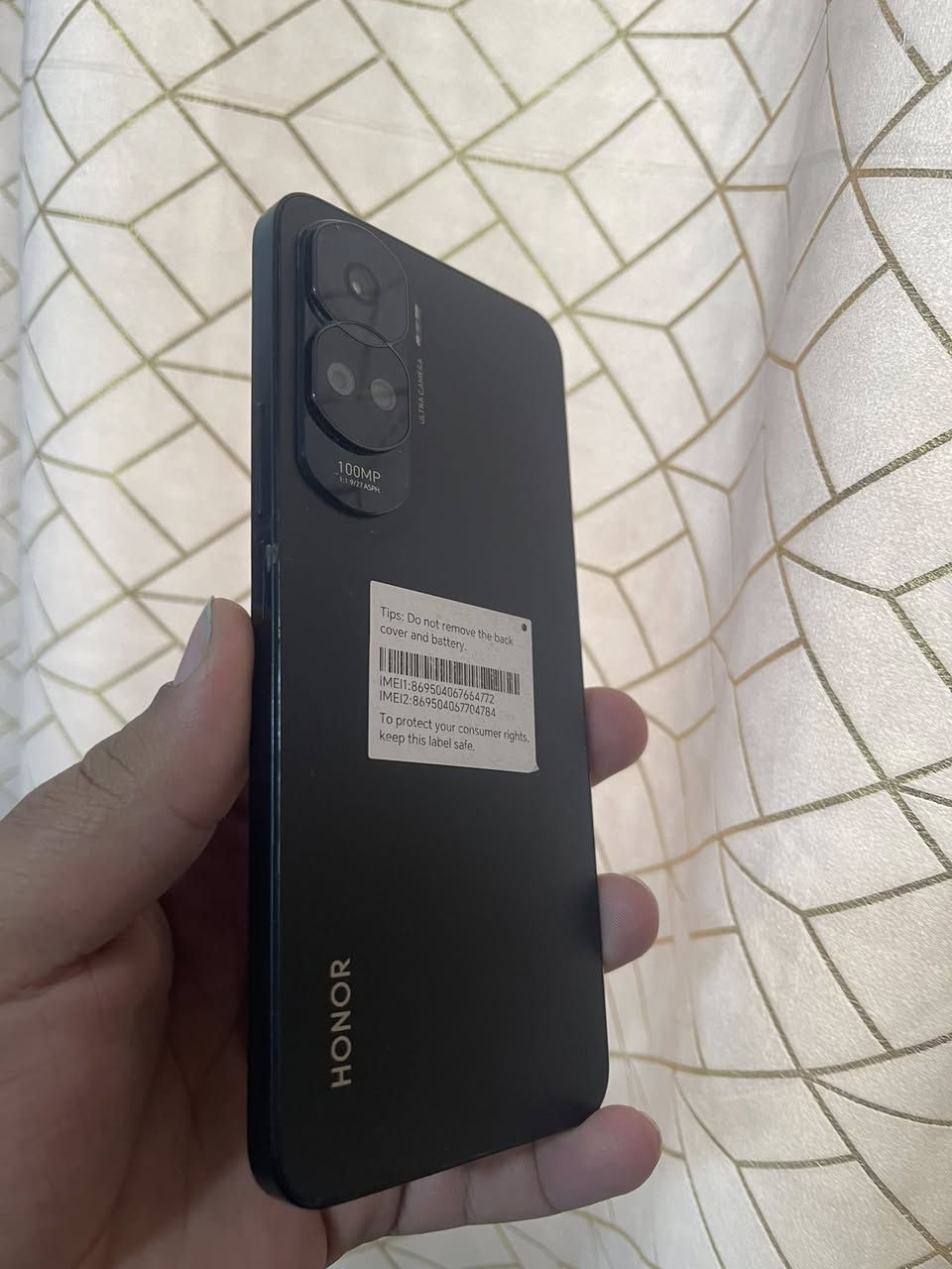 - 100MP کــــامـیـــرا فـــائـقـــة الـــوضــــوح
𝐇𝐨𝐧𝐨𝐫 𝟗𝟎 𝐥𝐢𝐭𝐞 𝟓𝐆 (𝟐𝟓𝟔𝐆𝐁+𝟖𝐆𝐁)

المواصفات:
🔶 الشاشة: 6.7 inches
🔶 دقة الشاشة: 1080X2388 pixels
🔶 نوع الشاشة: IPS LCD, 90Hz
🔶 الذاكرة الداخلية: 256GB
🔶الذاكرة العشوائية: 8GB
🔶 المعالج: Mediatek Dimensity 6020 (7 nm)
🔶 معالج الرسومات : Mali-G57 MC2
🔶 نظام التشغيل: Android 13, Magic UI 7.1
🔶 الكاميرا الخلفية : 100+5+2 MP
🔶 الكاميرا الأمامية : 16 MP
🔶 يدعم الهاتف مستشعر بصمة جانب الهاتف
🔶 سعة البطارية :,4500 mAh , شحن سريع 22.5W
🔶 منفذ الشحن :USB Type-C 2.0, OTG
ملاحظة : الهاتف يدعم خدمات جوجل بلاي Google Play Services
***********
