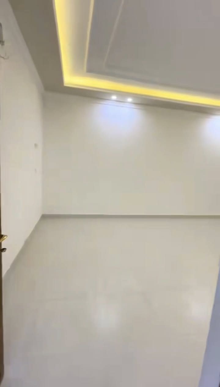 شقه حديثه جدا الايجار في منطقه التحسينيه
الخدمات المتوفره في الشقه 
ماء اساله.   } 
ماء حلو.     } مدفوعه ضمن الايجار 
انترنت        }
اجور كهرباء }
تتكون من صاله 
مطبخ مؤثث 
غرفه منام. وصحيات 
سعر الايجار 600الف 
م/ الشقه طابق اول 
الاستفسار الاتصال 
***********
