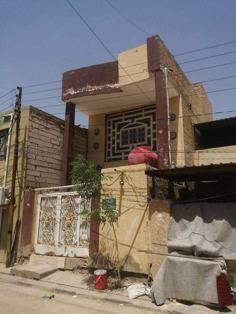 دار للبيع طابقين 100متر حي المكرمة منطقة العشرة الالاف قرب مدرسه البيعه يتكون الدار من طابقين الطابق الاول مطبخ وصاله مفتوحه دبل فاليوم واستقبال وصحيات والطابق الثاني غرفتين بناء نظيف جدا السعر ١٣٠ مليون للاستفسار ***********1
