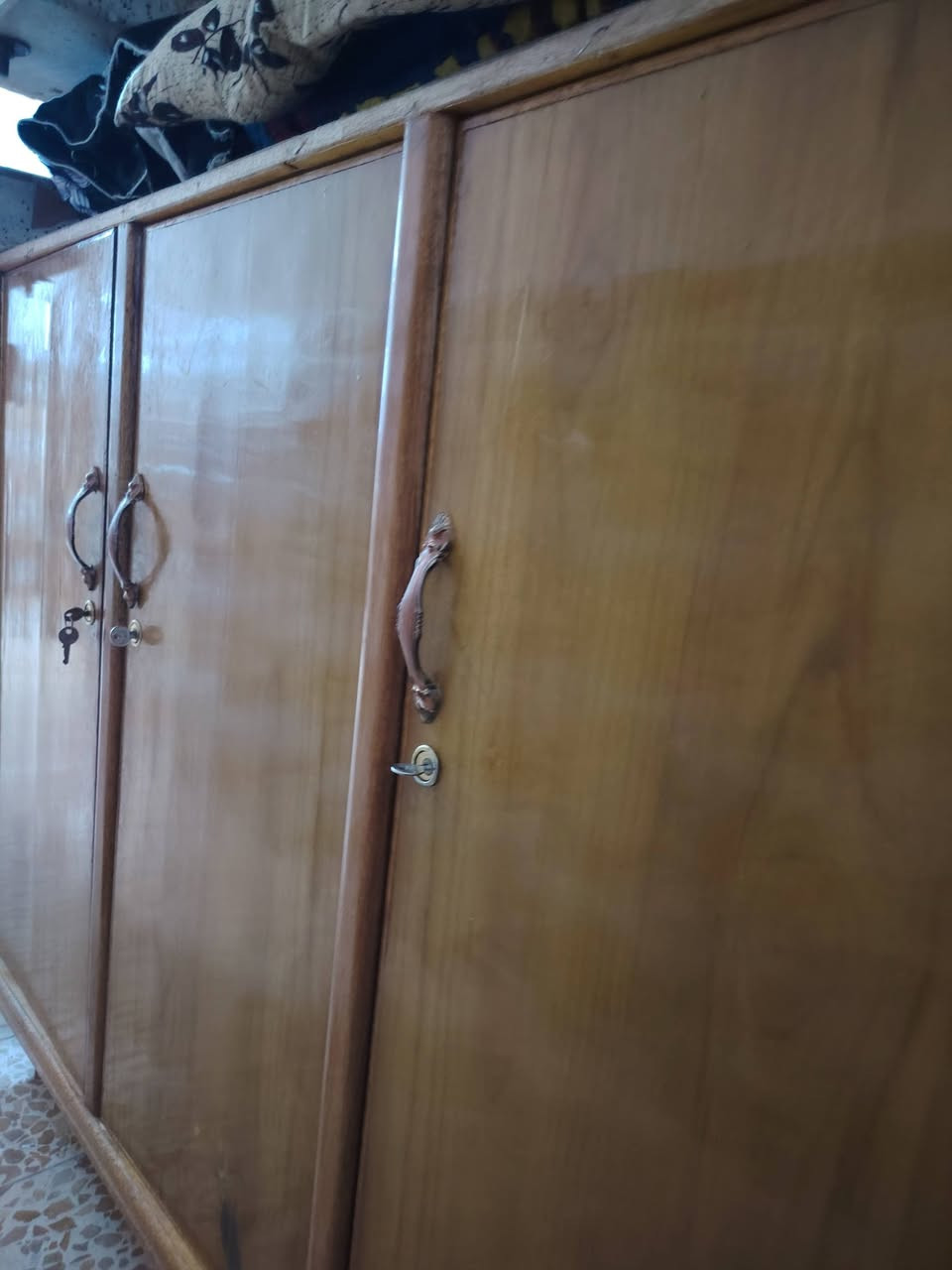 بو فية ثلاث أبواب طول ١٦٠ سم للبيع ميسان العمارة التواصل ***********
