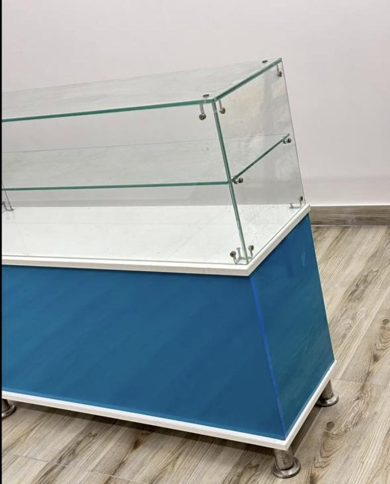 فاترينه للبيع السعر 100 الف 
موقعها داخل الفلوجة القطعة نظيفة جداً 
كدامك مابيها اي ضربه 
الي يحب يحجزها يراسلني
 او يتصل على الرقم ***********
