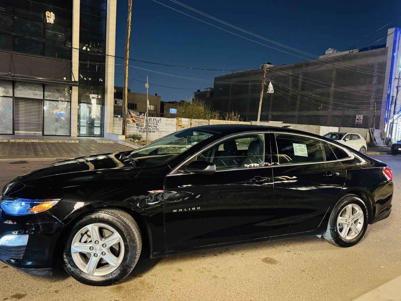 السلام عليكم  
الي يدور حادث بسيط
ماليبو 2024 
 ماشيه 36الف كيلو متر
قطعه وحده صبغ فقط باقي السياره مكفول
ما ناقصه اي شي 
المواصفات 
حساسات امامي خلفي
توقف ذاتي 
رادار منبه
نقطه عمياء
السياره جديده تحويل مباشر او وكاله
بغداد السيديه ***********
السعر 138وبيها مجال
