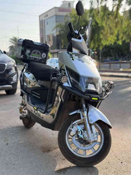 ٧ بطاريات جافة 
ملف ٢٤٠٠
سرعه حقيقيه ٨٠
الدراجه بعدهه جديده 
صارلها 6 اشهر يمي الحمدلله ماوكفتني 
وعلما البارحه بدلتها البطاريت 
سعر 850 
سعر الجديده مليون ونص 
***********
