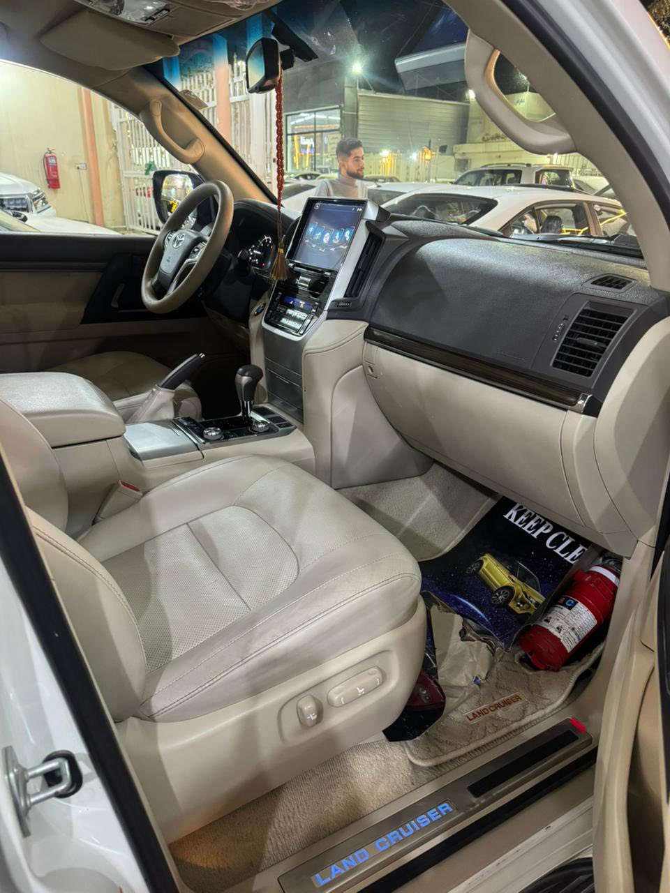 لاندكروز GXR بريم
موديل 2019 بريم 
محرك 6V 4000
رقم بغداد   بسمي تحويل ثانيوم 
مواصفات
كشن سايق 3 دكم
كشن صدر اصل كهرباء 
DVD بل قمارة 
فتحة بل سقف
8 ايرباك 
كيجات كتروني 
خمس بصمات 
جنطة كهرباء بلادي 
شاشة بلادية 
طفاية 
كشنات جلد 
كراسي اثنين كهرباء
كامرة اصلية 
حساس بلادي 
شغال بعد بلادي
لايت اسود بلادي 
0781 340 1420
