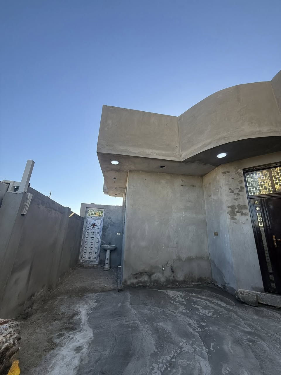 🏡دار للأيجار 🏡.      الدار غير مسكون سابقاً(zero)
المساحة :: 200 متر 

📍موقع الدار :: ابي غرق حي الحسين قرب مشروع الماء 

🚫طابق واحد :: صالة / هول / مطبخ / غرفة عدد 2 / كراج / صحيات داخليه وخارجيه / منور 

         ( نقص الدار أرضية فقط ) 
————————————————-
للاستفسار مراسلة الصفحه 
او الاتصال على الارقام 
 0️⃣7️⃣7️⃣2️⃣6️⃣9️⃣9️⃣8️⃣2️⃣9️⃣2️⃣
                   سيد محمد الحلو 
 0️⃣7️⃣8️⃣1️⃣0️⃣8️⃣4️⃣8️⃣3️⃣0️⃣3️⃣
———————————————— 
                
                     القلم للعقار
📍 عنوان المكتب - ابي غرق - حي الحسين - قرب مشروع الماء
