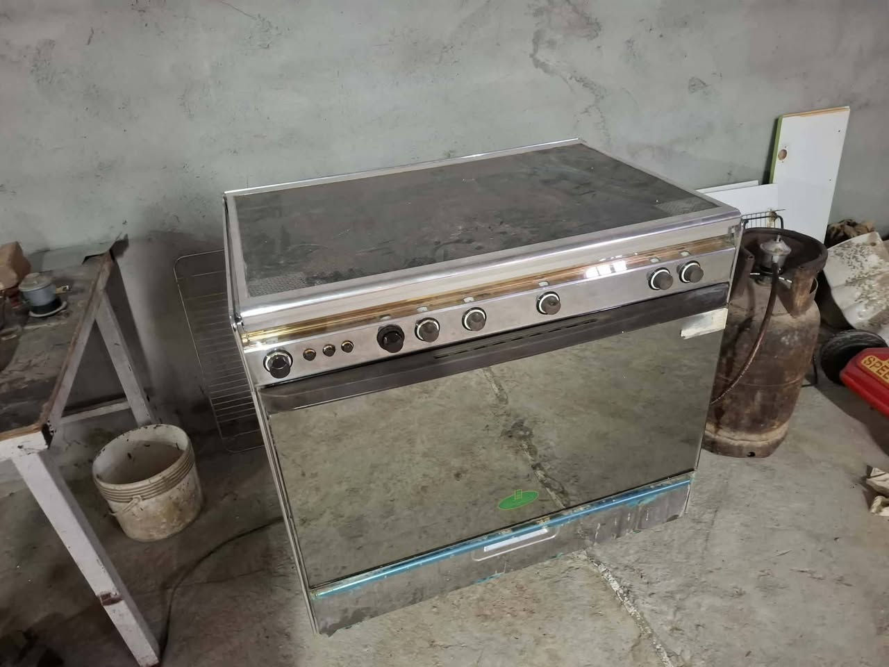 السلام عليكم  مجموعة اغراض للبيع للاستفسار الاتصال على الرقم ***********
