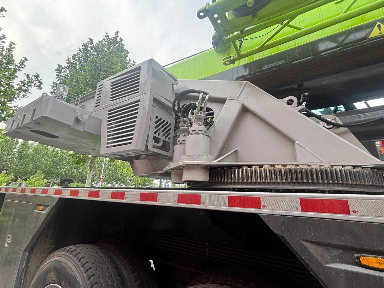 ZOOMLION ZTC1000Vs562 CRANE
ZOOMLION ZTC1000VS562 Premium 100 Ton Truck Crane
5-section main boom, total 51m
Comes with 2 built-in jibs, 17.5m
Equipped with 24-ton transition counterweight
4-axle heavy-duty chassis
Fitted with large 385 wear-resistant tires
450L large fuel tank, super long driving range
 
Low mileage & low working hours:
Only 4,855 driving kilometers
Just 563 working hours, nearly new condition!
https://wa.me/+86 135 2617 0326
WhatsApp:+86 1352670326

#UsedCraneAfrica
#AfricaConstructionMachinery
#CraneForSaleAfrica
#HeavyMachineryAfrica
#ZOOMLION


**إذا كنت صاحب هذا الإعلان وتريد حذفه لأي سبب، رجاءا أرسل رسالة إلى الدعم الفني**