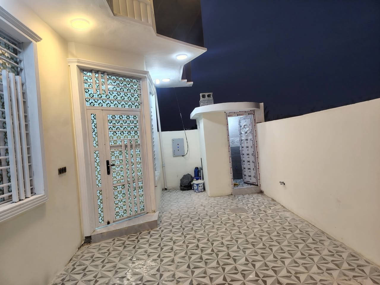 السلام عليكم البيت للبيع بدايت حي المهندسين على الشارع الرأسي يحتوي على غرفتين5*4 استقبال 7*4 صاله 9*4 مع صحيان البيت غير منزول بناء جديدللتصال ***********او***********
