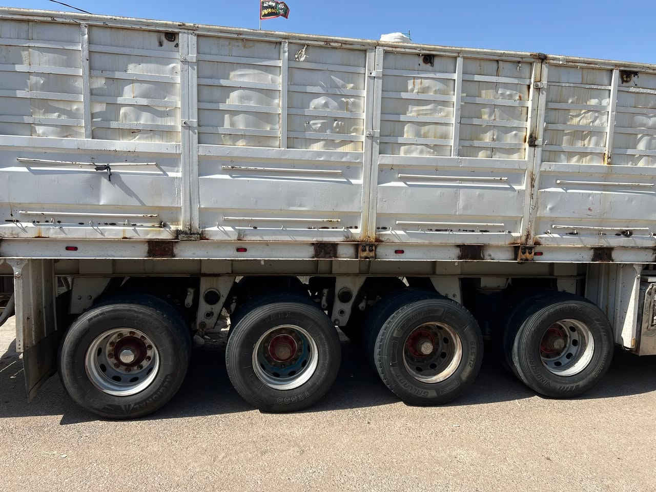 عليكم عربانة للبيع ألمانية أربع محاور شريط
￼ صيني￼￼ أربعة صيني ضخم تاير جاهزة ￼ للشغل عنوان خان بن سعد ￼150￼ بيها مجال ***********￼￼￼
