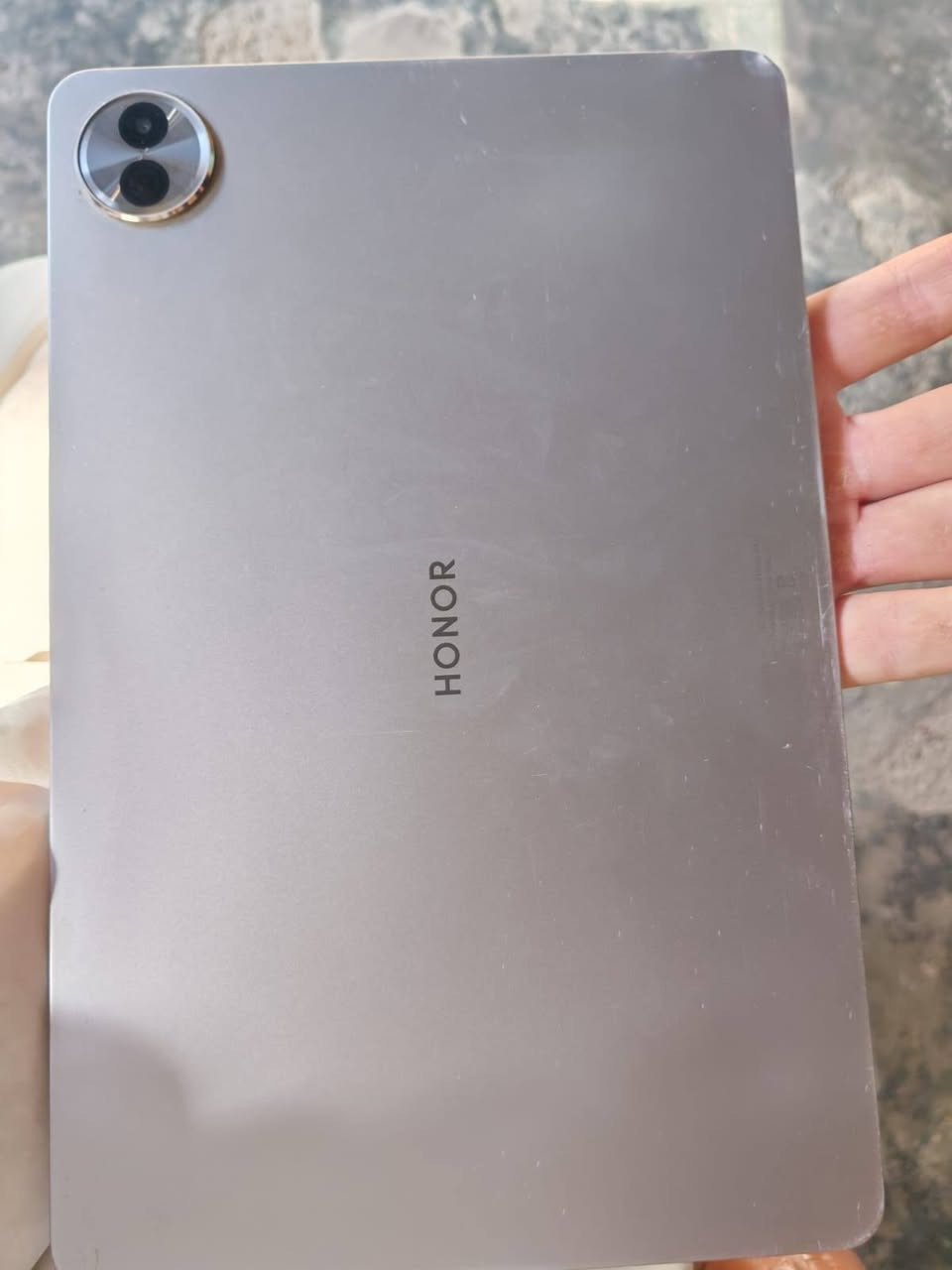 🔥 للبيع HONOR Pad 10 🔥
جهاز نظيف جدًا وبحالة ممتازة، أداء سريع بفضل معالج Snapdragon 7 Gen 3، مناسب للدراسة، العمل، الألعاب، ومشاهدة الأفلام. شاشة كبيرة وواضحة، بطارية ممتازة، والجهاز جاهز للاستخدام.
الملحقات مالته كيبورد،شاحنه، والضربات البي بسيطه متأثر على اداء الجهاز 
للتواصل *********** واتساب 
اتصال ***********📞
مكاني بغداد و ماعندي توصيل محافظات فقط بغداد
