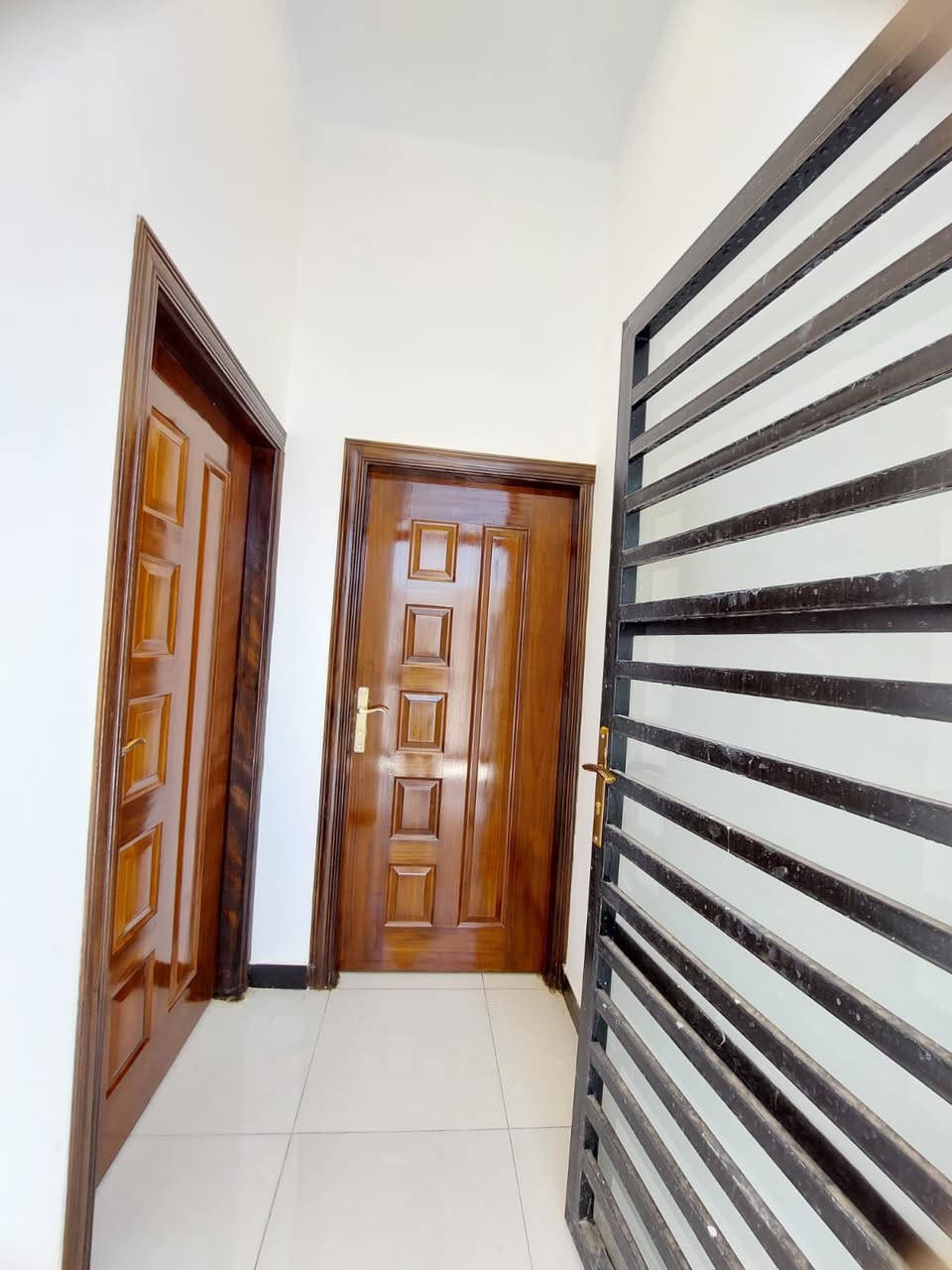 السلام عليكم 
دار للبيع 
مساحه 150 متر 
طابو زراعي بسم عراقي 
يحتوي على غرفتين و صاله و مطبخ و ديوان و صحيات 
العنوان /البصره ابي الخصيب السبيليات قرب تصوير نور المرتضى 
السعر 105 قابل للتفاوض 
للستفسار ***********
