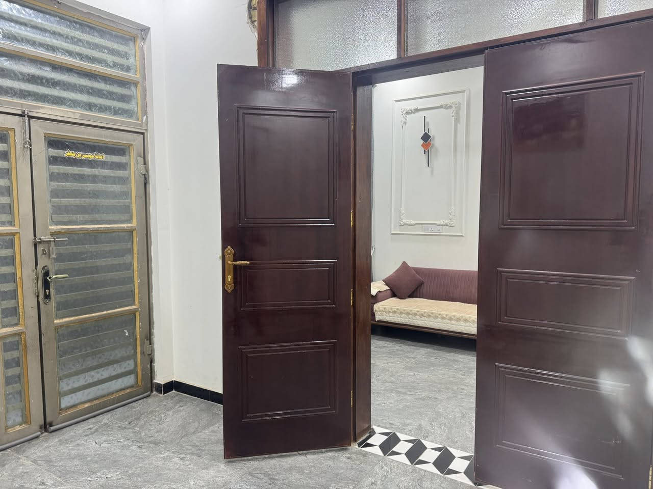 بيت البيع مساحه 117متر موقع البيت شرقيه قريب على شارع جمعه بناء جديد غرفه جوه او 3غرف فوك تفاصيل تصل ***********

