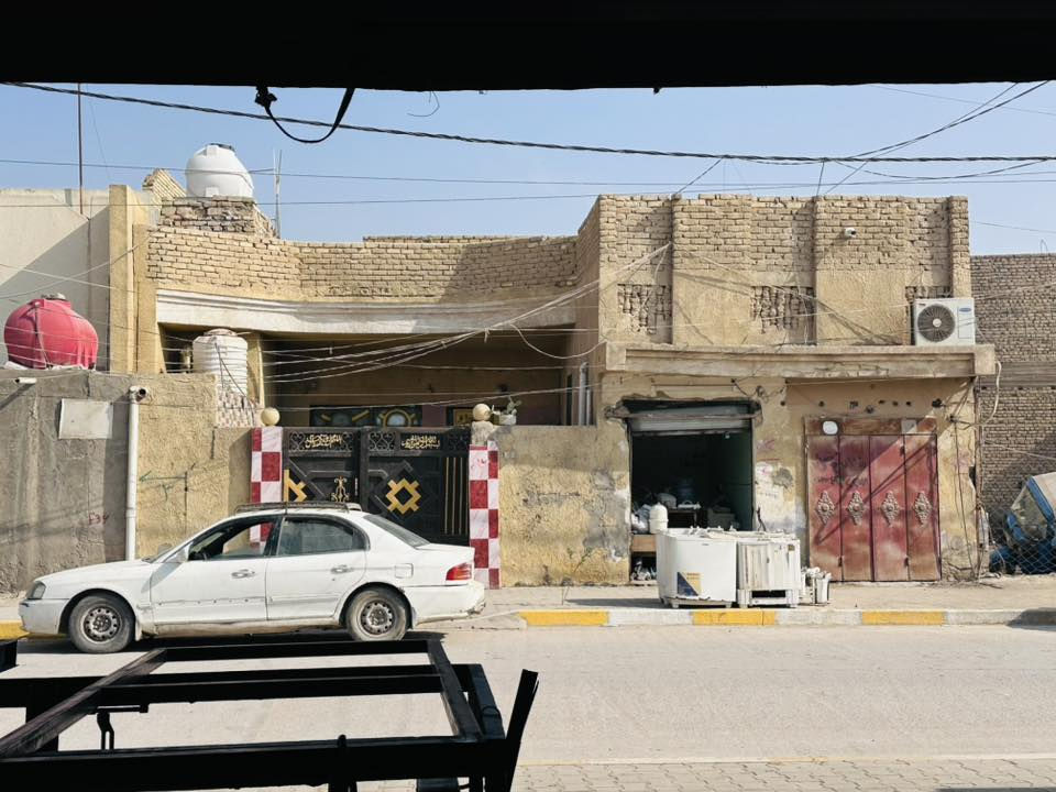 سلام عليكم بيت للبيع حي الحمران شارع الرئيسي الواقع 240
وبل السند 220 واجهيه البيت 12 ونص غرف ثلاثة مطبخ 5+4 مضيف 8+4 صحيات داخلية وخارجية محلات اثنين H0 الطرمة ستة بستة متر طابق الثاني غرفتين صالة
  130 وبي مجال علمن البيت عكاده
البنيان البيت 2012
***********
