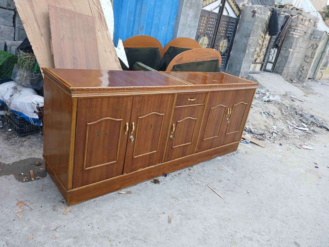 بوفيه ام ٥ حلوه كامله يدات جدد قفاله جدد صبغ تلميع كامله متواجد علخاص اكو توصيل رقمي ***********ابو جود سعره ١٠٠قفل
