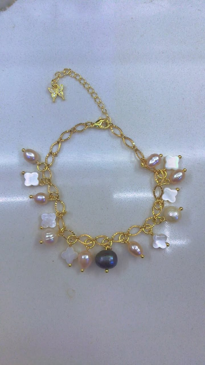 بين النعومة والفخامة… تولد قطعة لا تُشبه سواها 🤍
تصاميم إيزيس من اللؤلؤ الطبيعي ليست مجرد إكسسوار…
بل إحساس يُلبس ✨

كل حبة لؤلؤ مختارة بعناية
كل تفصيلة تحمل لمسة أنثوية راقية
وكل قطعة… مصممة لتكون لكِ وحدك 🌙

🤍 اللؤلؤ رمز النقاء والجمال الهادئ
🤍 يضيف لكِ حضور ناعم وفخم في نفس الوقت
🤍 قطع لا تتكرر… لأنكِ أنتِ أيضًا لا تتكررين

للطلب أو الاستفسار… راسلينا الآن 💌
— حيث تتحول التفاصيل إلى سحر ✨


**إذا كنت صاحب هذا الإعلان وتريد حذفه لأي سبب، رجاءا أرسل رسالة إلى الدعم الفني**