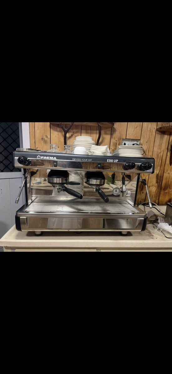 لسلام عليكم جهاز بارستا صناعه ايطالي اصلي مستخدم ٣ تشهر بعده جهاز جديد سعر خاص اللاستفسار ***********
