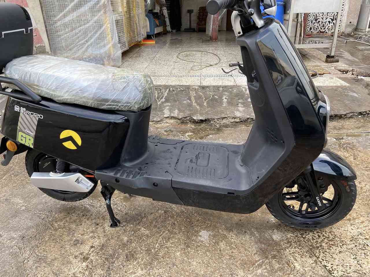 سلام عليكم دراجه شحن البيع GRبعدهه جديده مكفوله كفاله عامه استيراد خاص  
ماشيه 13 بس مثل مواضح 3سرعات دراجه سويج تشغيل عن بعد تثبيت سرعه وغراضهه بعدهن بل لايلون والمرايه والبايدرات كامله مكمله السعر 900 المكان حي البنوك الاستفسار ***********واتساب وبل خدمه
