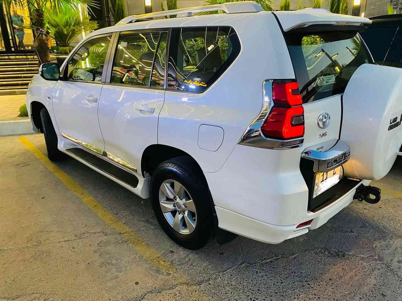 برادو 2020 SAS  مواصفات فول TXS
محرك ٦ سلندر
فتحة سقف
كراسي جلد 
كراسي ٢ كهرباء
شاشه كبيره وكامره
حساسات
زراك لايت 
لايت اسود عدسه زنون
سبير تعليك المرغوب
والباقي واضح بالصور
مكفوله كفاله عامه وجديده جدا ماشيه ٧٩
فقط بارد جدا بسيط ومايبين وبدون اي نقص سيرفس كامل
رقم بغداد وبأسمي
السعر ٣٩٠٠٠$
***********
مكان السياره بغداد حي الجامعه
