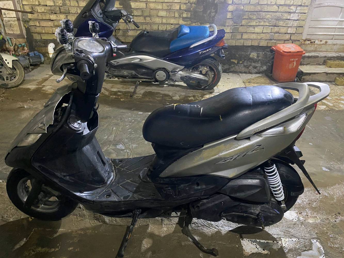 ‏ماكس ثعلب 140 للبيع
الدراجه مگطوع بيها زنجيل  يعني تبدل زنجيل وتشتغل نكره سلف
اوراق كامله منفيست واسويلك مكاتبه بيها
الدراجه بلاديه قطعه تجاري مابيها وشرط الختم واحد 
دبل اشاره شغال لايت بك لايت شادلها لايتات اضافي بومه عالي وناصي ثلجي واصفر وسكن بيهن
الدراجه بلاديه بمعنى الكلمه بس الدبلات الخلفيه تجاري 
السعر 350 وبيها مجال
العنوان بغداد الكاظميه الطي  
استفسار واتساب او رصيد او تعلق واردلك خاص
 ***********
