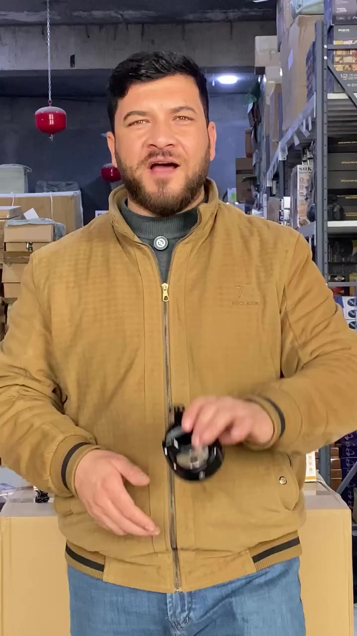 قاعدة تصوير ذكية بتتبع تلقائي 360° – AI Follow Camera Head Q5
السعر 30 الف والتوصيل محاني
الموديل: Q5

قاعدة تصوير ذكية بتقنية التتبع التلقائي، مصممة لتسهيل تصوير الفيديو والبث المباشر باستخدام الهاتف أو التابلت بدون الحاجة إلى تطبيقات.

 • يدعم التتبع الذكي بزاوية دوران 360° لتتبع الأشخاص تلقائياً
 
• يعمل بدون تحميل أي تطبيق أو اتصال بلوتوث
 
• يدعم الوضع الأفقي والعمودي للتصوير
 
• تحكم بالإيماءات: إشارة OK لتفعيل التتبع وإشارة الكف لإيقافه
 
• متوافق مع الهواتف والتابلت حتى 11 إنچ
 
• يدعم التركيب على الحامل الثلاثي (Tripod)

 • الوزن الصافي: 210 غرام

 • التوافق:
 • سمك الهاتف حتى 12 ملم (بدون كفر)
 • تابلت حتى 11 إنچ
 
• زاوية الحركة:
 • دوران أفقي (Heading): 360° غير محدود
 • ميلان عمودي (Pitch): من +12° إلى -18° (تحكم يدوي)
 • البطارية: 3.7V / 1200mAh
 • مسافة التتبع:
 • أفضل مسافة: من 20 إلى 120 إنچ


**إذا كنت صاحب هذا الإعلان وتريد حذفه لأي سبب، رجاءا أرسل رسالة إلى الدعم الفني**