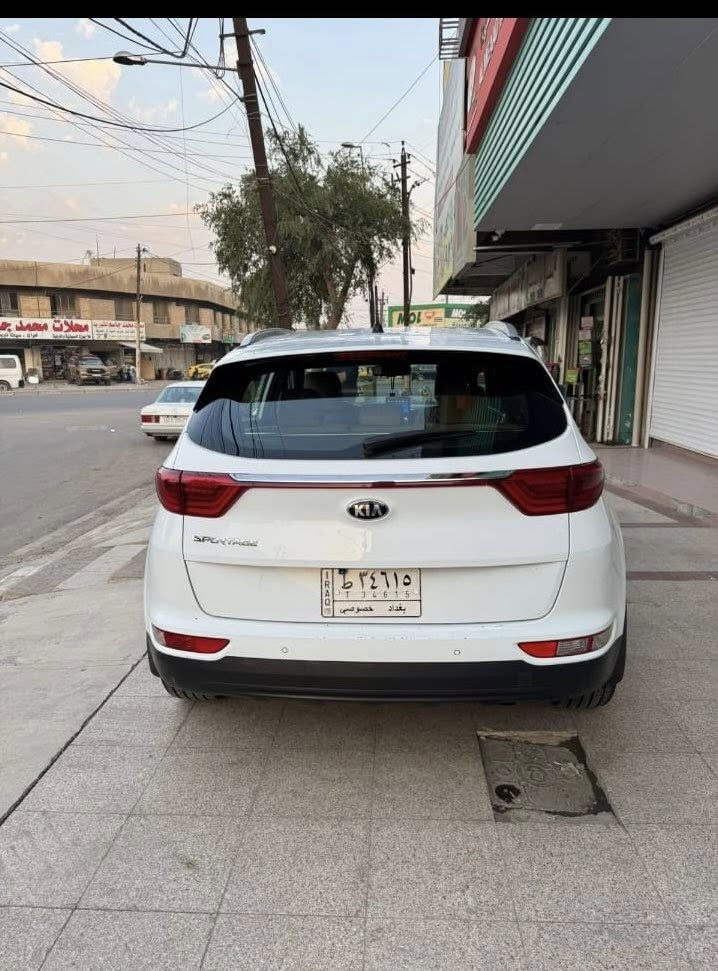 سلام عليكم
صلي على محمد وال محمد 
اقره للأخير وبعدين تشلع عيوني 

سبورتج للبيع موديل ١٨ 
فول عدا جنطه وبانروما
مواصفات 
كشنات كهربائيه مقعدين 
داخل حمصي جلد 
تخم تاير جديد 
باتري جديد 
مغلفه الكشنات والارضيه على وضع الزيرو 
على وضع الشركه 
مكينه ٢٠٠٠
كير ٣ انظمه 
تبريد قطعتين  
مري شفط 
إشارة ترحيب بالمري 
٣ بصمات 
ويل كروم 
والمواصفات بعد اكثر 
رقم بغداد 
جاهز للتحويل ثاني يوم 

بغداد المنصور 
الرقم للتواصل ***********
